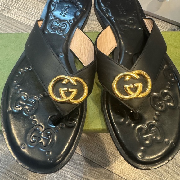 Gucci Black Sandals with Gold Logo - Picture 2 of 8